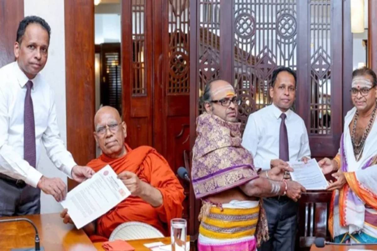 அனோஜன் சிவராசாவை விடுதலை செய்யக் கோரி மதத் தலைவர்கள் ஜனாதிபதியிடம் மனு | Religiou Leader Memoranda Release Anojan Sivarasa