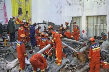 திடீரென இடிந்து விழுந்த பாடசாலை உடற்பயிற்சி கூடத்தின் மேற்கூரை ! 11 பேருக்கு நேர்ந்த சோகம்