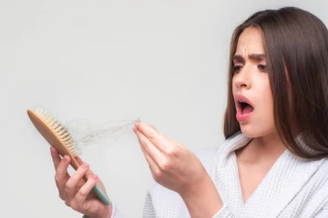 சீவும்போது முடி உடைகிறதா? இந்த துளசி ஹேர் பேக் முடி உதிர்தலைக் குறைக்கும்