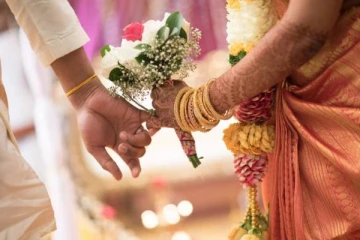 திருமண அழைப்பிதழை ஆய்வுக் கட்டுரை போல் வடிவமைத்த ஜோடி! இணையத்தில் வைரல்