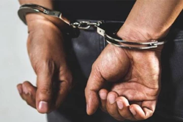 වැඩි මිලට විකිණීමට පෙට්‍රල් ගෙන ගිය අයෙක් පොලිස් අතට