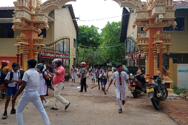 கிளிநொச்சி மகா வித்தியாலயத்தில் அல்லோலகல்லோலம்..!! 25 மாணவர்கள் வைத்தியசாலையில்.. (படங்கள்) | 25 Students Targeted By Wasps Kilinochchi School