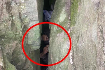 2 பெரிய பாறையின் நடுவே தலைகீழாக சிக்கிய பெண்: செல்போனுக்காக உயிரை ஆபத்தில் வைத்த சம்பவம்!