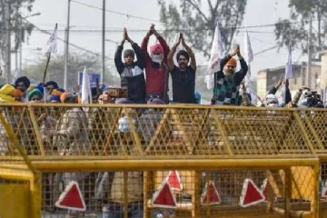 கைகள் வெட்டப்பட்டு பொலிஸ் தடுப்பு வேலியில் பிணைக்கப்பட்ட ஆணின் சடலம்: டெல்லியில் பயங்கரம்