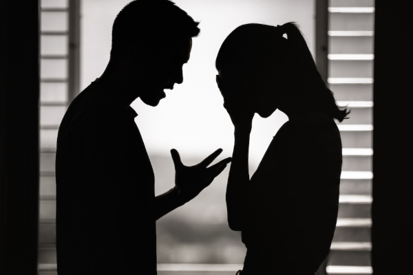 இலங்கை மனைவியை கொல்ல முயன்ற வெளிநாட்டு கணவன்: பொலிஸாருக்கு கிடைத்த சிசிடிவி | Italy Husband Tried To Kill His Wife In Srilanka