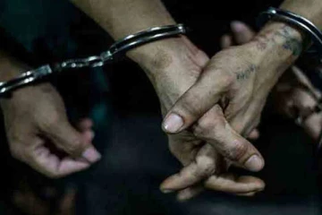 மருத்துவமனை அருகே சுற்றிதிரிந்த இளைஞர்கள் ; சோதனையில் காத்திருந்த அதிர்ச்சி