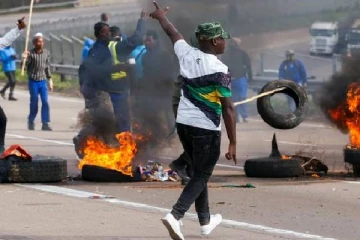 எரிந்துகொண்டிருக்கும் கட்டிடத்திலிருந்து குழந்தையை தூக்கிய வீசிய  தாய்!