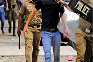 நபரொருவர் மீது துப்பாக்கி சூடு நடத்த முயன்ற இருவர் கைது