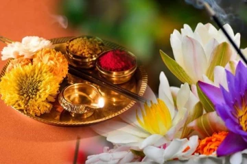 கோவிலில் இருந்து பிரசாதமாக பெறப்படும் பூக்களை என்ன செய்ய வேண்டும்?