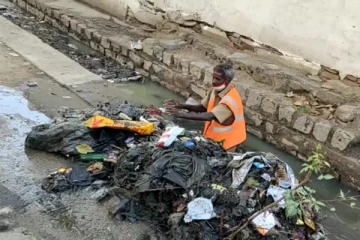 வேலூரில் பாதுகாப்பு இல்லாமல் ஆபத்தான சூழலில் பணி செய்யும் தொழிலாளர்கள் - அதிகாரிகள் அலட்சியமா?