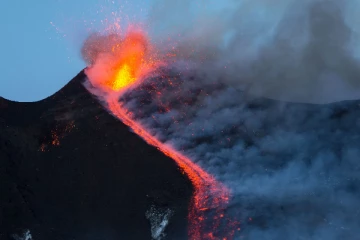 எட்னா எரிமலையில் இருந்து ஆறாக ஓடும் நெருப்பு குழம்புகள்