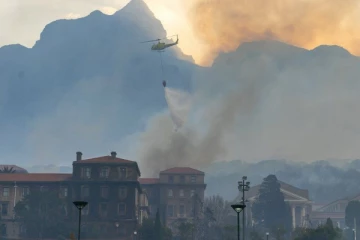 டேபிள் மலையில் தீப்பரவல்! உலகின் வரலாற்றுச் சிறப்பு மிக்க கட்டிடங்களிற்கு பெரும் ஆபத்து