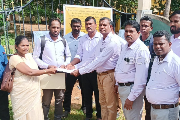 வெருகல் பிரதேச செயலக ஊழியர்கள் கவனயீர்ப்பு போராட்டம் | Verugal Divisional Secretariat Employees Protest வெருகல் பிரதேச செயலக ஊழியர்கள் கவனயீர்ப்பு போராட்டம் | Verugal Divisional Secretariat Employees Protest