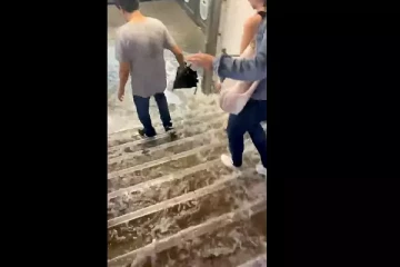 ஒரு மாதத்தில் பெய்யவேண்டிய மழை ஒன்றரை மணி நேரத்தில் கொட்டித்தீர்த்ததால் வெள்ளக்காடாகிய பிரான்ஸ் தலைநகரம்