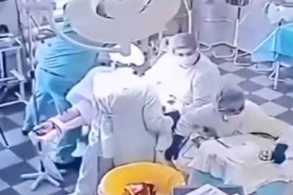 நிலநடுக்கத்தால் அதிர்ந்த கட்டிடங்கள் ; உயிர் பயத்தின் மத்தியிலும் வைத்தியர்களின் நெகிழ்ச்சி செயல் | Quake Shakes Buildings Doctors Act Amid Fear
