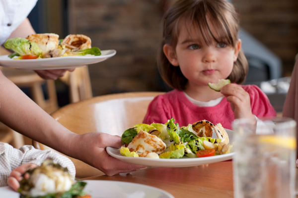 குழந்தைகளுக்கு அனுமதி இல்லை - பிரபல உணவகம் அதிரடி முடிவு | Restaurant Is Banning Children Under 10