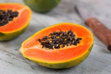 பலன் தரும் பப்பாளியில் பக்கவிளைவுகளும் உண்டா? யாரெல்லாம் கவனமாக இருக்க வேண்டும்?