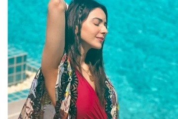 பாத்டப்பில் படுத்தபடி பலவிதமான போஸில் நடிகை ரகுல் ப்ரீத் சிங் வெளியிட்ட வீடியோ..