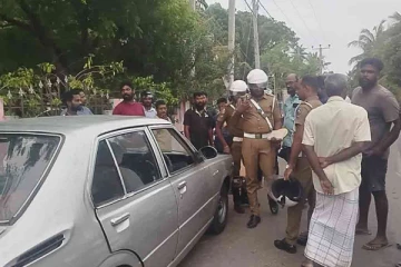 யாழில் மோட்டார் சைக்கிள் காருடன் மோதி விபத்து இருவர் படுகாயம்