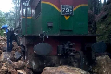 දුම්රිය මාර්ගයට පස් කන්දක් කඩාවැටෙයි - දුම්රිය ධාවනයට බාධා..