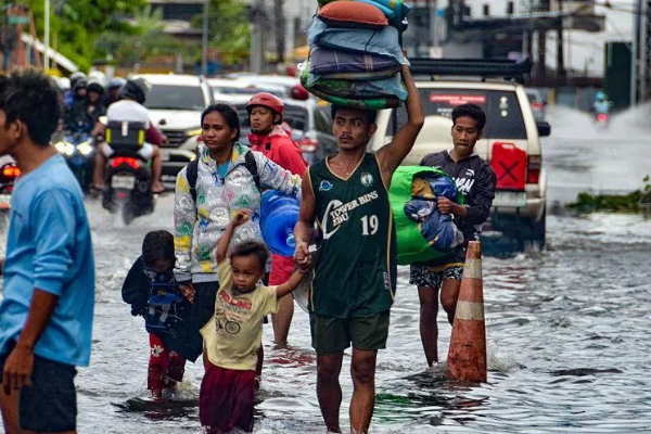 வெளிநாடொன்றை புரட்டிப் போட்ட சூறாவளி...! நூற்றுக்கணக்கானோர் பலி | Heavy Typhoon Kalmaegi 46 Killed In Philippines வெளிநாடொன்றை புரட்டிப் போட்ட சூறாவளி...! நூற்றுக்கணக்கானோர் பலி | Heavy Typhoon Kalmaegi 46 Killed In Philippines