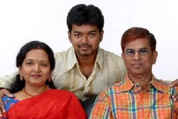 தாய், தந்தையை வீட்டின் வாசலிலே நிற்க வைத்தாரா விஜய் ! SAC-யின் விளக்கம்..