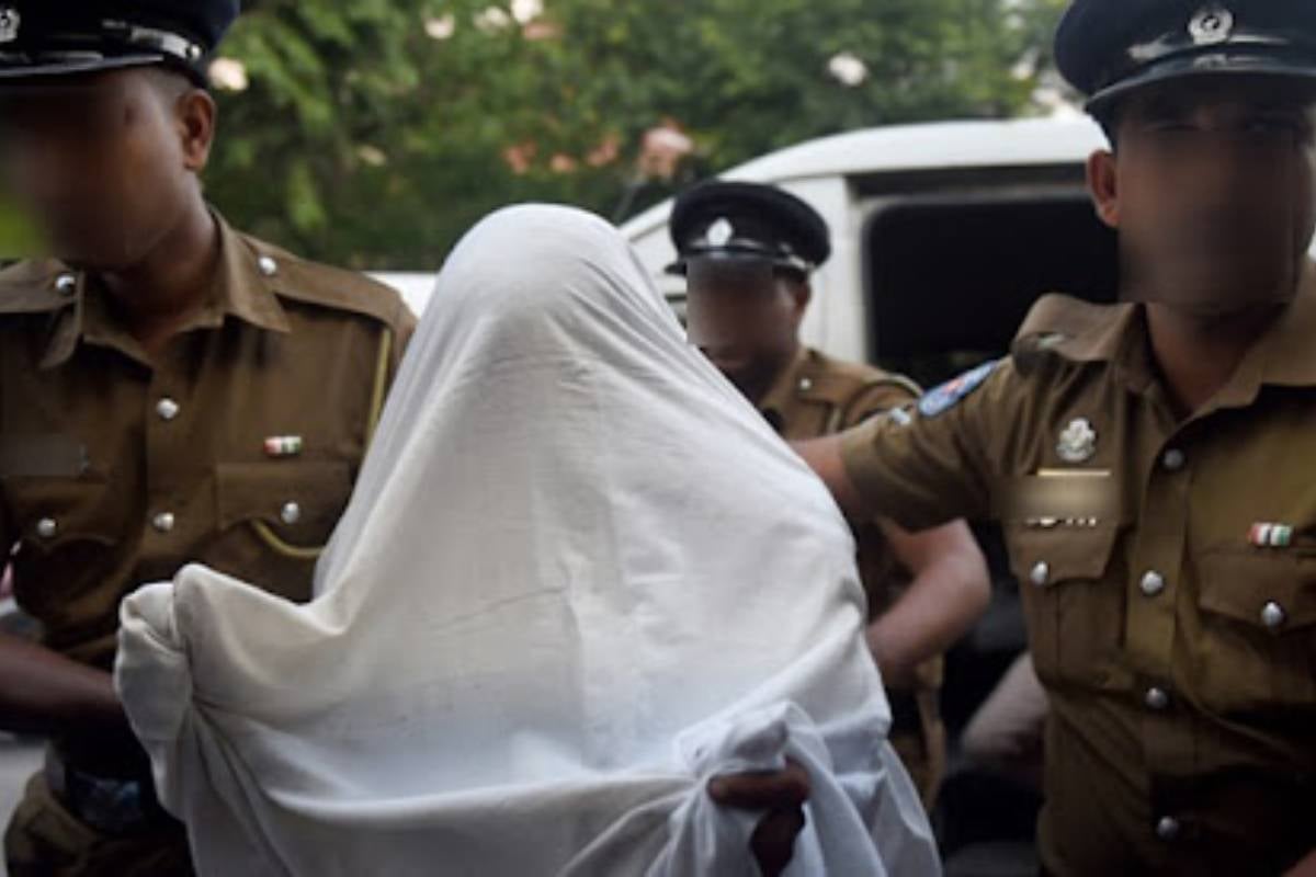 கொழும்பில் பொலிஸாரை அச்சுறுத்திய தந்தையும் மகனும் கைது | Father And Son Arrested For Throwing Garbage கொழும்பில் பொலிஸாரை அச்சுறுத்திய தந்தையும் மகனும் கைது | Father And Son Arrested For Throwing Garbage