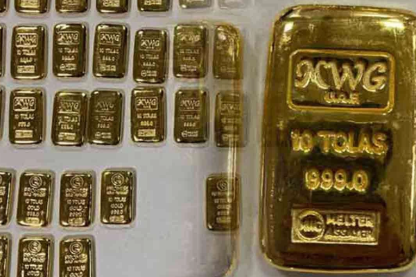 விமான நிலைய அதிகாரிகளை மிரள விட்ட ஊழியர் ; காலுறையில் காத்திருந்த அதிர்ச்சி | Airport Staff Terrified By Employee