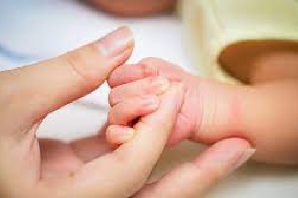 கனடாவில் காட்டில் பிறந்த குழந்தை; ஏன் தெரியுமா? | Woman Gives Birth Forest Canada U S Border