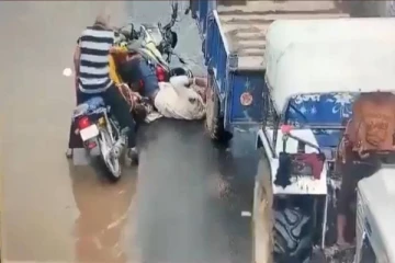 வாகன ஓட்டியின் தலை மீது ஏறி இறங்கிய டிராக்டர்-  உயிர் பிழைத்த அதிசயம்