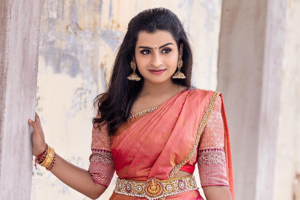 சிவாங்கிக்கு என்ன ஆனது.. எழ கூட முடியாமல் படுத்த படுக்கையாக இருக்கிறாரா? | Sivaangi Down With Fever