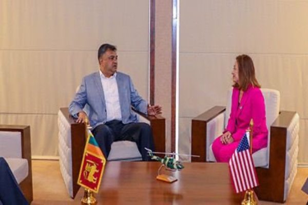 பாதுகாப்பு செயலரிடமிருந்து விடைபெற்றார் ஜூலி சங் | Julie Chung Bids Farewell To Secretary Of Defense