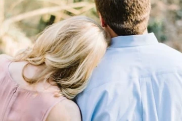 கசந்த கணவர், 2 மகன்கள் - தன்னை விட 24 வயது இளைய நபருடன் சென்ற தாய்!