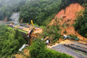 அரநாயக்கவில் மீண்டும் மண்சரிவு அபாயம் ; போக்குவரத்து பாதிப்பு