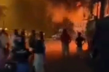 අරලිය ගහ මන්දිරය අසල ගින්නක්..! පොලීසියෙන් කඳුළුගෑස් ප්‍රහාර..! (VIDEO)