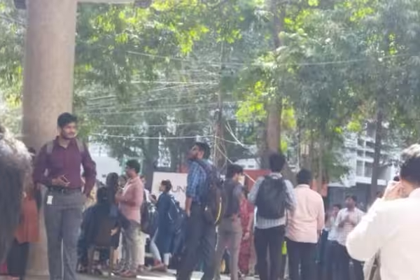 சென்னையில் குலுங்கிய 3 மாடி கட்டிடம்; அலறியடித்து வெளியேறிய ஊழியர்கள்! | 3 Storey Building In Chennai Staff Out Screaming