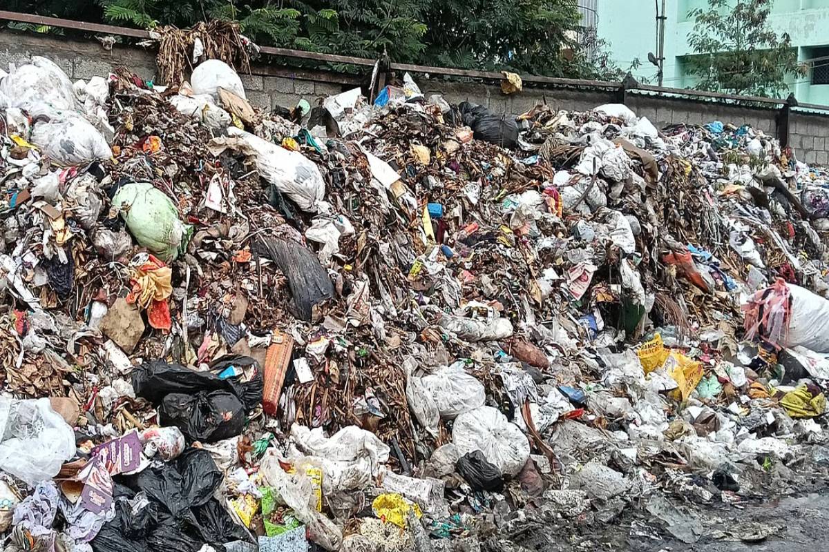 ஹட்டன் நகரில் மீண்டும் தீவிரமான குப்பை பிரச்சினை: துர்நாற்றம் - வளிமாசு குறித்து மக்கள் கடும் அதிருப்தி | Serious Garbage Problem Again In Hatton ஹட்டன் நகரில் மீண்டும் தீவிரமான குப்பை பிரச்சினை: துர்நாற்றம் - வளிமாசு குறித்து மக்கள் கடும் அதிருப்தி | Serious Garbage Problem Again In Hatton