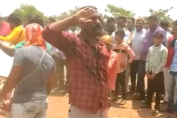 குடித்துவிட்டு தலைகால் புரியாமல் குத்தாட்டம் போடும் நபர்... இப்படி ஒரு தேசப்பற்றா!