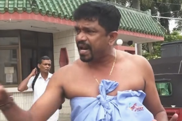 அரைகுறை ஆடையுடன் அரசாங்கத்தை சாடிய தபால் ஊழியர் | Postal Worker Protests In Half Dressed Attire
