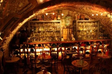 பிரான்சில் தடுப்பூசி அட்டையால் மூடப்பட்ட மதுபான விடுதி