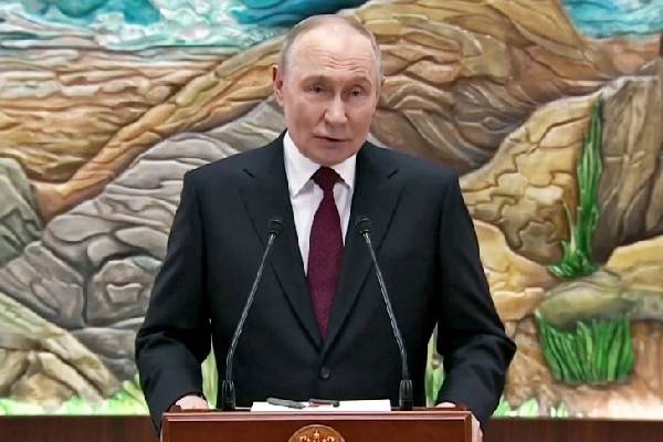 ஜெலென்ஸ்கியின் தலைமை சட்டவிரோதம்... அர்த்தமற்ற சமாதான ஒப்பந்தம்: கோபத்தில் புடின் | Zelensky Leadership Illegitimate