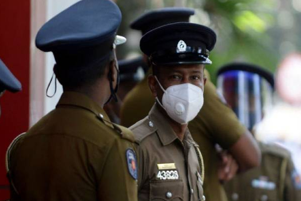 மாணவிகளிடம் மிகவும் மோசமான நடந்துகொண்ட ஆசிரியருக்கு நேர்ந்த கதி! | Dickwella The Teacher Kissed The Students Arrested