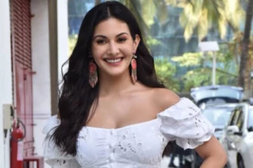 படுமோசமான உடையில் தனுஷ் பட நடிகை கொடுத்த போஸ்! லைக்ஸ்களை அள்ளும் போட்டோஸ்