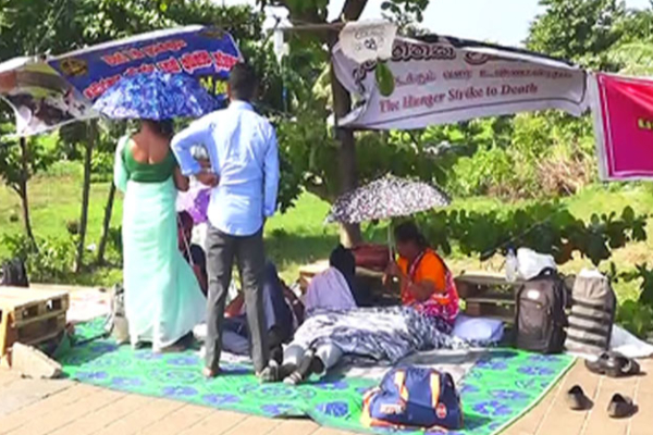 அபிவிருத்தி உத்தியோகத்தர்களின் உண்ணாவிரதம் : மேலும் ஒருவர் வைத்தியசாலையில் அனுமதி | School Development Officers On Hunger Strike அபிவிருத்தி உத்தியோகத்தர்களின் உண்ணாவிரதம் : மேலும் ஒருவர் வைத்தியசாலையில் அனுமதி | School Development Officers On Hunger Strike