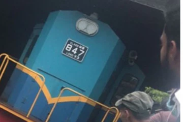 තවත් දුම්රියක් පීලි පනී..