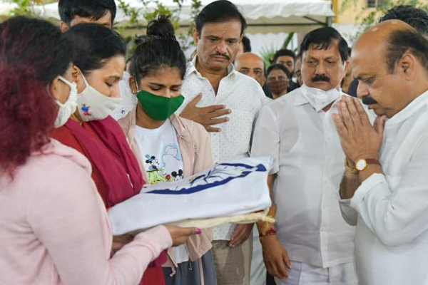 அரசு மரியாதையுடன் புனித் ராஜ்குமார் உடல் நல்லடக்கம் - இறுதிச் சடங்கு புகைப்படங்கள் | Cinema Punith Rajkumar Samugam