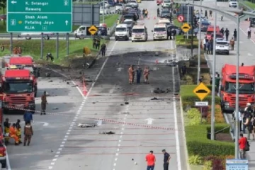 தரையிறங்குபோது விமானம் விழுந்து நொருங்கியதில் 10 பேர் பலி!