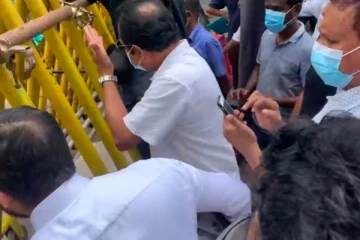 පොලිස් මූලස්ථානය ඉදිරිපිට විරෝධතාවයක්..උණුසුම් තත්ත්වයක්.(VIDEO)