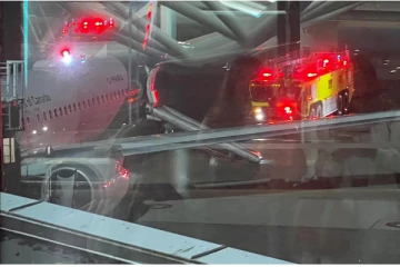 வாங்கூவர் விமான நிலையத்தில் வெஸ்ட் ஜெட் விமானத்தில் தீ விபத்து