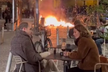 பின்னணியில் பற்றியெரியும் பாரீஸ்... தம்பதியர் செய்த செயல்: இணையத்தில் வைரலான காட்சி